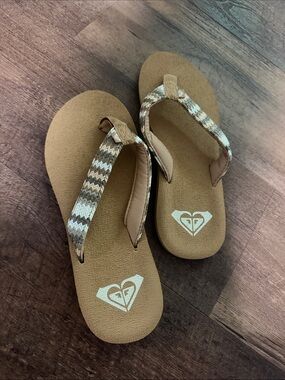 Roxy Tan Flip Flops with Neutral Zigzag Straps